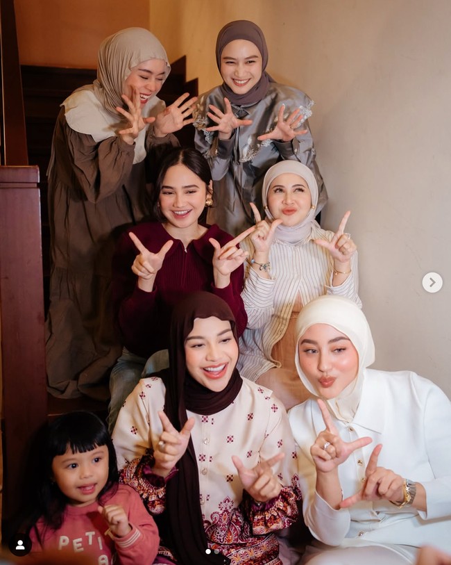 Personel geng Mamayu memancarkan kecantikan dengan pilihan gayanya masing-masing. Syifa Hadju tampil dengan gaya kasual memakai knitwear berwarna merah maroon berkerah, dengan aksen zipper, yang dipadukan dengan cutbray jeans. Penampilannya simpel namun tetap elegan, dipermanis dengan anting-anting emas. Foto: dok. Instagram @kesharatuliu05, dok. Instagram @marginw