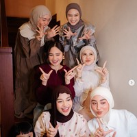 Personel geng Mamayu memancarkan kecantikan dengan pilihan gayanya masing-masing. Syifa Hadju tampil dengan gaya kasual memakai knitwear berwarna merah maroon berkerah, dengan aksen zipper, yang dipadukan dengan cutbray jeans. Penampilannya simpel namun tetap elegan, dipermanis dengan anting-anting emas. Foto: dok. Instagram @kesharatuliu05, dok. Instagram @marginw