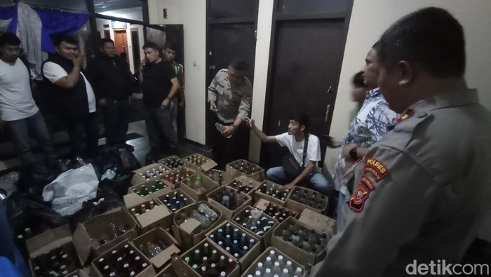 Penggerebekan gudang penyimpanan miras di Tasikmalaya