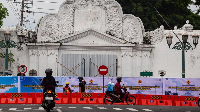 Plengkung Gading Yogyakarta Ditutup Pekerja beristirahat seusai memasang banner penutup bangunan cagar budaya Plengkung Gading atau disebut juga Plengkung Nirbaya di Yogyakarta, Sabtu (15//3/2025). Pemda D.I Yogyakarta menutup Plengkung Gading secara total sebagai upaya konservasi penyelamatan struktur Plengkung Gading menyusul beberapa bagian bangunan itu mengalami kerusakan sehingga berpotensi membahayakan pengendara. ANTARA FOTO/Andreas Fitri Atmoko/foc.