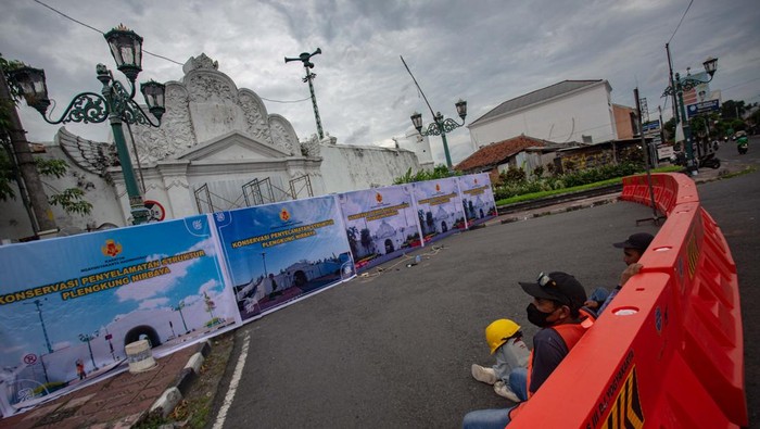 Plengkung Gading Yogyakarta Ditutup Pekerja beristirahat seusai memasang banner penutup bangunan cagar budaya Plengkung Gading atau disebut juga Plengkung Nirbaya di Yogyakarta, Sabtu (15//3/2025). Pemda D.I Yogyakarta menutup Plengkung Gading secara total sebagai upaya konservasi penyelamatan struktur Plengkung Gading menyusul beberapa bagian bangunan itu mengalami kerusakan sehingga berpotensi membahayakan pengendara. ANTARA FOTO/Andreas Fitri Atmoko/foc.