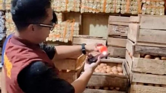 Polda Jabar sidak ke pasar untuk mengantisipasi peredaran telur infertil.