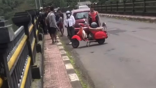 Suasana di Jembatan Tukad Bangkung setelah kejadian bunuh diri, Minggu (16/3/2025).