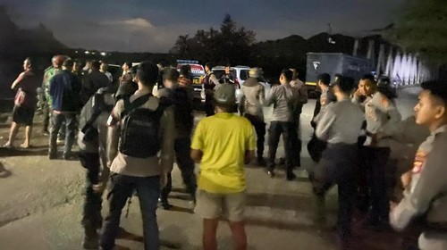 Polisi mengendalikan tawuran antarkelompok pemuda di Jembatan Tawali, Kecamatan Wera, Kabupaten Bima, NTB, Minggu (16/3/2025) dini hari. (Dok. Polres Bima Kota)