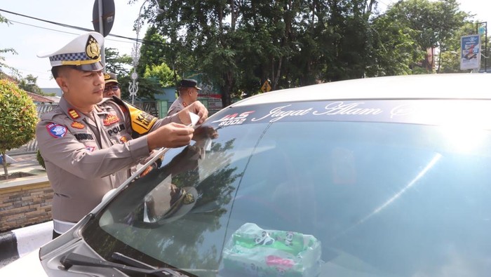 Polres Probolinggo pasang stiker sosialisasi 