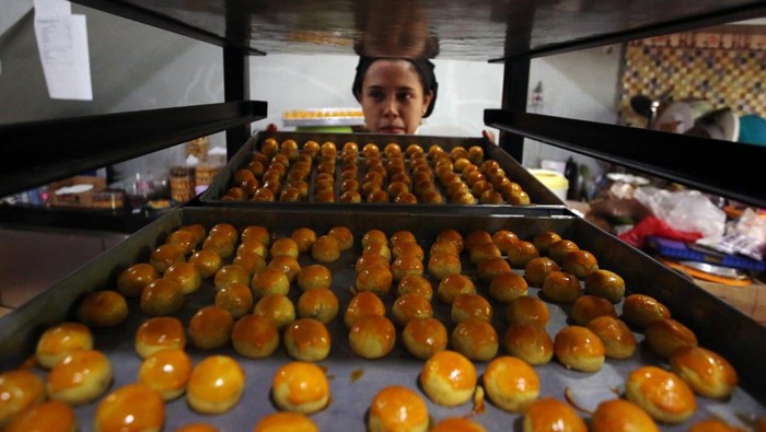 Pekerja menunjukan adonan kue nastar di Botisha Cookes Kampung Nastar, Larangan, Tangerang, Banten, Sabtu (15/3/2025). Berbagai jenis kue kering skala rumahan seperti nastar, putri salju, mete coklat dan kastengel untuk kebutuhan Lebaran tersebut dijual dengan harga Rp60.000 hingga Rp90.000 per toples tergantung jenis kue. ANTARA FOTO/Muhammad Iqbal/foc.