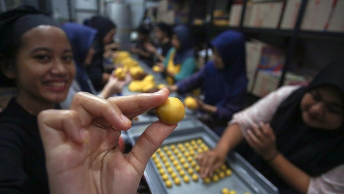 Pekerja menunjukan adonan kue nastar di Botisha Cookes Kampung Nastar, Larangan, Tangerang, Banten, Sabtu (15/3/2025). Berbagai jenis kue kering skala rumahan seperti nastar, putri salju, mete coklat dan kastengel untuk kebutuhan Lebaran tersebut dijual dengan harga Rp60.000 hingga Rp90.000 per toples tergantung jenis kue. ANTARA FOTO/Muhammad Iqbal/foc.