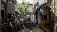 Puluhan rumah mengalami kerusakan serta ratusan kepala keluarga terdampak banjir akibat tanggul Sungai Cigede sepanjang 30 meter jebol.