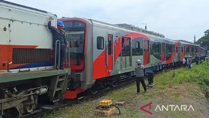 Rangkaian KRL buatan INKA saat dibawa ke Solo untuk uji coba (ANTARA/Louis Rika)