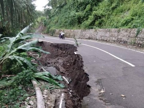 Ruas jalan Desa Pandai-Demondei, Kecamatan Wotan Ulumado, Kabupaten Flores Timur, NTT, nyaris putus setelah diterjang hujan lebat, Sabtu (15/3/2025). (IST)