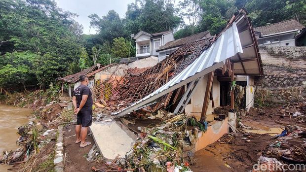 Rumah warga rusak parah diterjang banjir di KBB