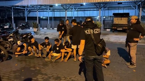 Sebanyak 14 pemuda ditangkap BNNP NTB saat penggerebekan di Lingkungan Karang Bagu, Kecamatan Cakranegara, Mataram. (Dok. BNNP NTB)
