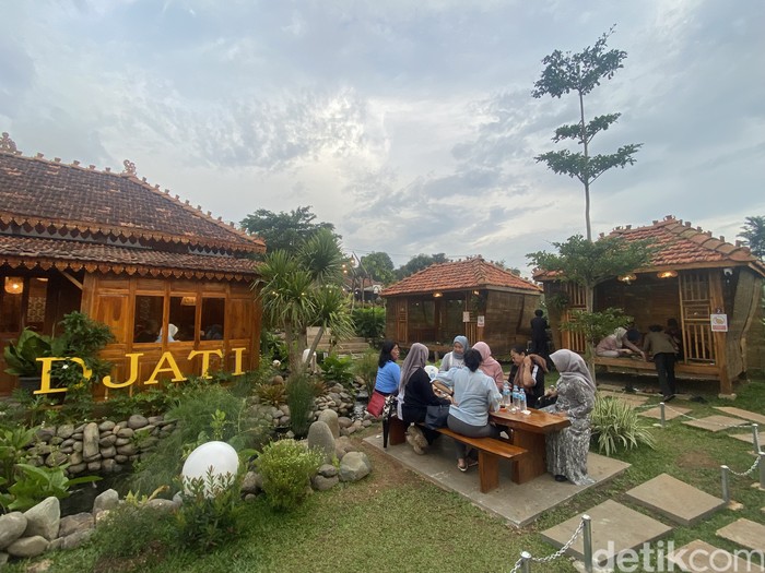 Sedap! Pecak Ikan hingga Ayam Goreng Nikmat di Resto Joglo Bekasi Sedap! Pecak Ikan hingga Ayam Goreng Nikmat di Resto Joglo Bekasi