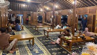 Kalau mau semi outdoor juga bisa duduk di area lesehan seperti ini. Berada di dalam bangunan rumah joglo dengan suasana yang tidak kalah nyaman. Foto: Detikcom / Atiqa Rana