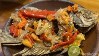 Menu makanan yang ditawarkan beragam, mulai dari masakan Betawi hingga Jawa. Salah satu yang tidak boleh dilewatkan adalah pecak ikan goreng yang tidak amis dengan bumbu pecak pedas gurih berempah. Foto: Detikcom / Atiqa Rana