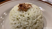 Ayam goreng ini bisa dinikmati bersama nasi liwet daun jeruk seharga Rp 9.000. Nasinya pulen, tidak begitu gurih, dengan jejak rasa daun jeruk cukup kuat. Foto: Detikcom / Atiqa Rana