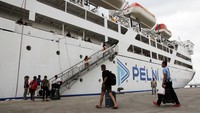 Sejumlah pemudik berjalan menuju kapal di Pelabuhan Bandar Deli Belawan, Medan, Sumatera Utara, Minggu (16/3/2025).