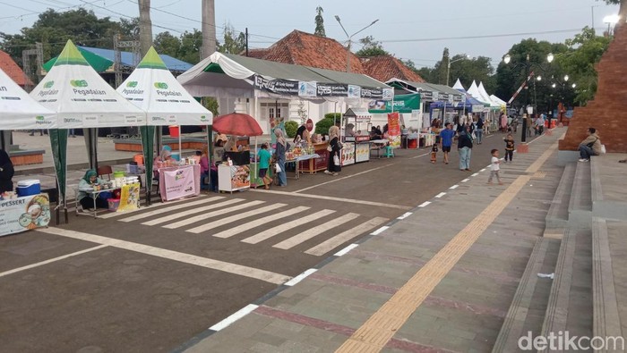 Suasana pasar Ramadan di depan Alun-alun Indramayu