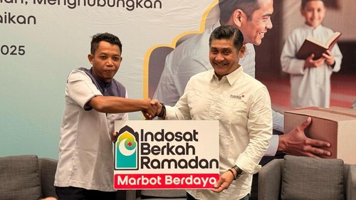 Sudirman (35), penjaga Masjid Nururrahmah, Desa Tanak Beak, Narmada, Lombok Barat, NTB, mendapatkan program Marbot Berdaya dari Indosat Ooredoo Hutchison. (Dok. Indosat)