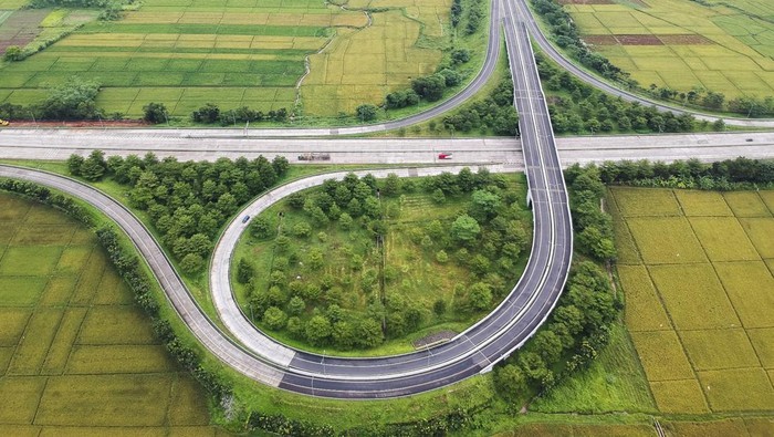 Sejumlah kendaraan melintas di Jalan Tol Trans Jawa, Kabupaten Batang, Jawa Tengah, Minggu (16/3/2025). PT Jasa Marga Tbk akan memberikan potongan tarif tol sebesar 20 persen bagi pengguna jalan yang melakukan perjalanan menerus mulai dari Gerbang Tol Cikampek Utama menuju Gerbang Tol Kalikangkung pada arus mudik Lebaran mulai Senin (24/3) pukul 05.00 sampai Jumat (28/3) pukul 05.00 dan berlaku sebaliknya untuk arus balik hingga Selasa (1/4). ANTARA FOTO/Harviyan Perdana Putra/tom.