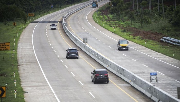 Sejumlah kendaraan melintas di Jalan Tol Trans Jawa, Kabupaten Batang, Jawa Tengah, Minggu (16/3/2025). PT Jasa Marga Tbk akan memberikan potongan tarif tol sebesar 20 persen bagi pengguna jalan yang melakukan perjalanan menerus mulai dari Gerbang Tol Cikampek Utama menuju Gerbang Tol Kalikangkung pada arus mudik Lebaran mulai Senin (24/3) pukul 05.00 sampai Jumat (28/3) pukul 05.00 dan berlaku sebaliknya untuk arus balik hingga Selasa (1/4). ANTARA FOTO/Harviyan Perdana Putra/tom.