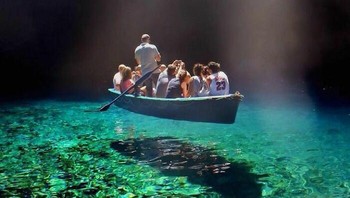 Air paling jernih di dunia, Danau Melissani, Yunani. Foto: Boredpanda