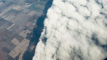 Belahan awan yang sempurna. Foto: Boredpanda