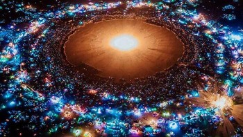 Bidikan manusia yang terbakar seperti potret tata surya. Foto: Boredpanda