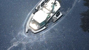 Antena mobil yang sudah rusak, terlihat seperti perahu setengah tenggelam. Foto: Boredpanda