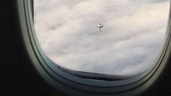 Jarum Antariksa di Seattle di Atas Awan Terlihat Seperti Kota Awan Dari Star Wars  Foto: Boredpanda