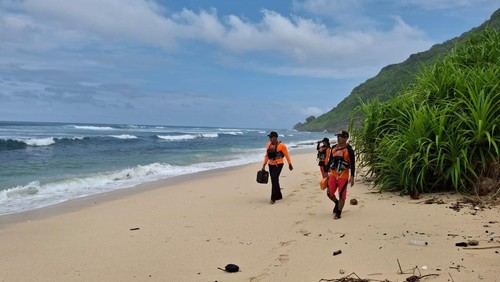 Tim Basarnas menyisir pinggiran pantai lokasi hilangnya turis Cina, Hu Xisong (69), Minggu (16/3/2025). (Dok Basarnas Bali)