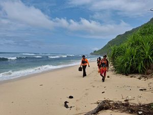 Turis China Hilang Terseret Arus di Pantai Nyang-nyang