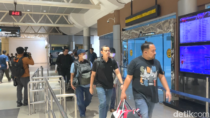 Tim Penyidik KPK dan 8 orang yang diamankan dalam OTT di OKU tiba di Bandara SMB II Palembang