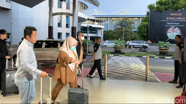 Tim Penyidik KPK dan 8 orang yang diamankan dalam OTT di OKU tiba di Bandara SMB II Palembang