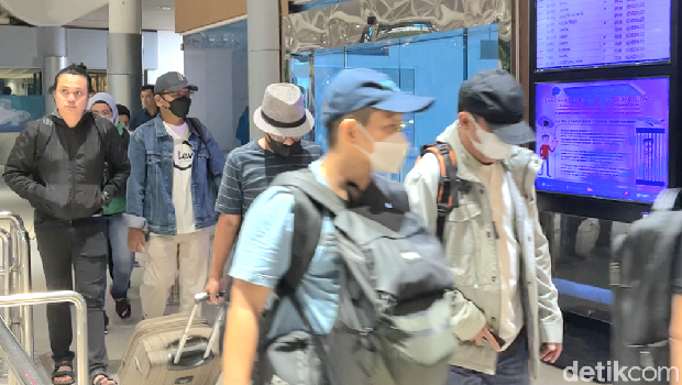 Tim Penyidik KPK dan 8 orang yang diamankan dalam OTT di OKU tiba di Bandara SMB II Palembang