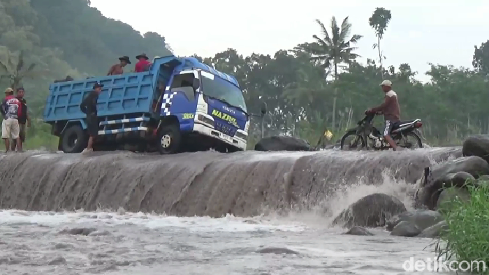 Truk tergelincir saat menerjang banjir lahar Semeru.