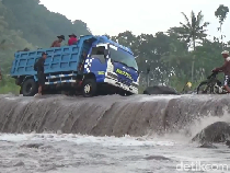 Truk Muat Batu Tergelincir Saat Terjang Aliran Banjir Lahar Gunung Semeru