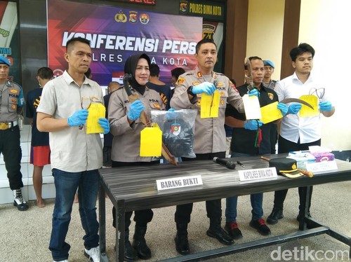 Kapolres Bima Kota, AKBP Didik Putra Kuncoro menunjukkan barang bukti  pembacokan dua pemuda oleh tujuh pelaku, saat konferensi pers di Mapolres Bima Kota, Minggu, (16/3/2025). (Rafiin/detikBali)