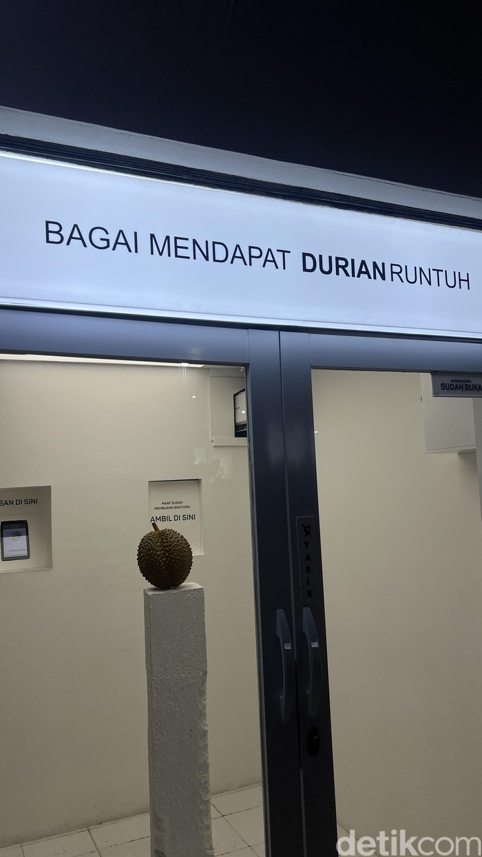 Unik! Jajan Dessert dan Sandwich Durian Monthong Lewat ATM Unik! Jajan Dessert dan Sandwich Durian Monthong Lewat ATM