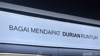 Selain dimakan utuh, banyak juga olahan durian yang tak kalah nikmat. Paling enak dijadikan dessert, seperti yang ditawarkan gerai Bagai Mendapat Durian Runtuh ini. Foto: Detikcom / Atiqa Rana