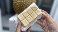 Bentuknya seperti es krim sandwich yang tersebar di pasaran. Terdiri dari daging durian monthong dibalut dalam lapisan wafer. Foto: Detikcom / Atiqa Rana