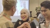 Verrel dan Athalla tampak kompak ketika memberi kejutan untuk sang ibunda. Keduanya memberikan Venna Melinda cake cokelat. Foto: Instagram @venamelindareal
