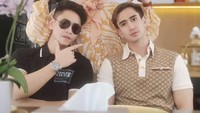 Momen lain dari Venna ketika berada di ruang makan dengan kedua putranya yang tampak. Verrel dan Athala tampak menunjukkan pose keren. Foto: Instagram @venamelindareal