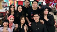 Ini momen Venna Melinda dan keluarga ketika menikmati buka puasa di restoran sebuah hotel di kawasan Dharmawangsa, Jakarta Selatan. Tampaknya, Verrel mengajak Fuji untuk makan bersama keluarganya. Foto: Instagram @venamelindareal
