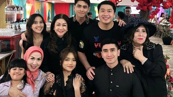 Seru! Venna Melinda Makan Bareng Fuji dan Verrel Bramasta