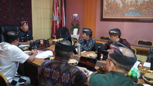 Wakil Bupati Karangasem Pandu Prapanca Lagosa saat melakukan rapat terkait rencana optimalisasi Pelabuhan Tanah Ampo. (dok. Prokopim Karangasem)