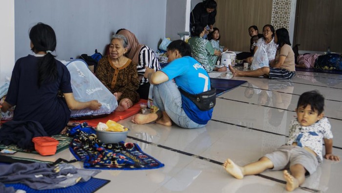 Warga beristirahat saat mengungsi di posko SMPN 1 Dayeuhkolot, Kabupaten Bandung, Jawa Barat, Minggu (16/3/2025). Berdasarkan data sementara BPBD Kabupaten Bandung warga yang mengungsi akibat banjir di tiga kecamatan di Kabupaten Bandung berjumlah 755 jiwa dari 332 kepala keluarga.