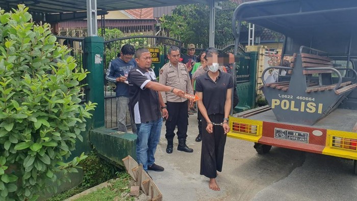 Waria berinisial LHM saat diamankan petugas kepolisian. (Foto: Dok. Polsek Siantar Selatan).