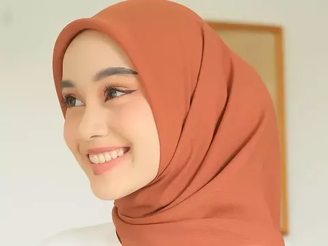 Warna Hijab yang Cocok untuk Kulit Warm Undertone