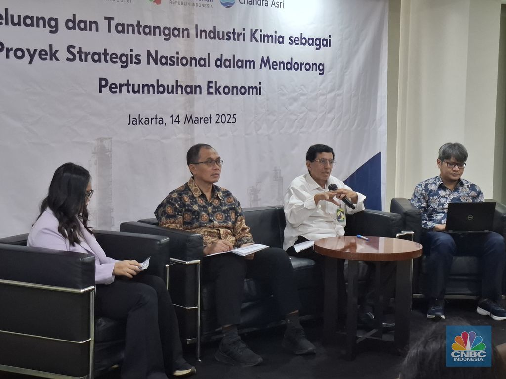 Acara diskusi dengan Forum Wartawam Industri (Forwin) bersama Direktur Legal, External Affairs & Circular Economy PT Chandra Asri Pacific Tbk (TPIA), Edi Rivai (kiri), Direktur Jenderal Industri Kimia, Farmasi, dan Tekstil (IKFT) Kementerian Perindustrian, Taufiek Bawazier (tengah kanan), dan Peneliti INDEF, Ahmad Heri Firdaus (kanan), Jumat (14/3/2025). (CNBC Indonesia/Chandra Dwi)